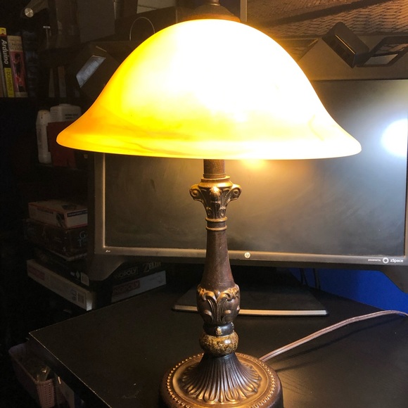 Beautiful dome style lamp. - Picture 3 of 3
